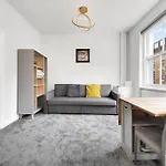 Modern & Cozy Apartment In Prime Soho Location