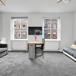 Modern & Cozy Apartment In Prime Soho Location
