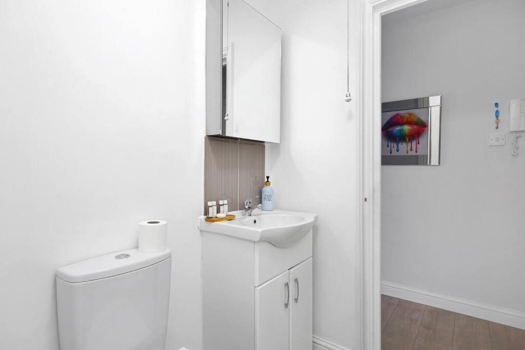 Modern & Cozy In Prime Soho Location Apartment